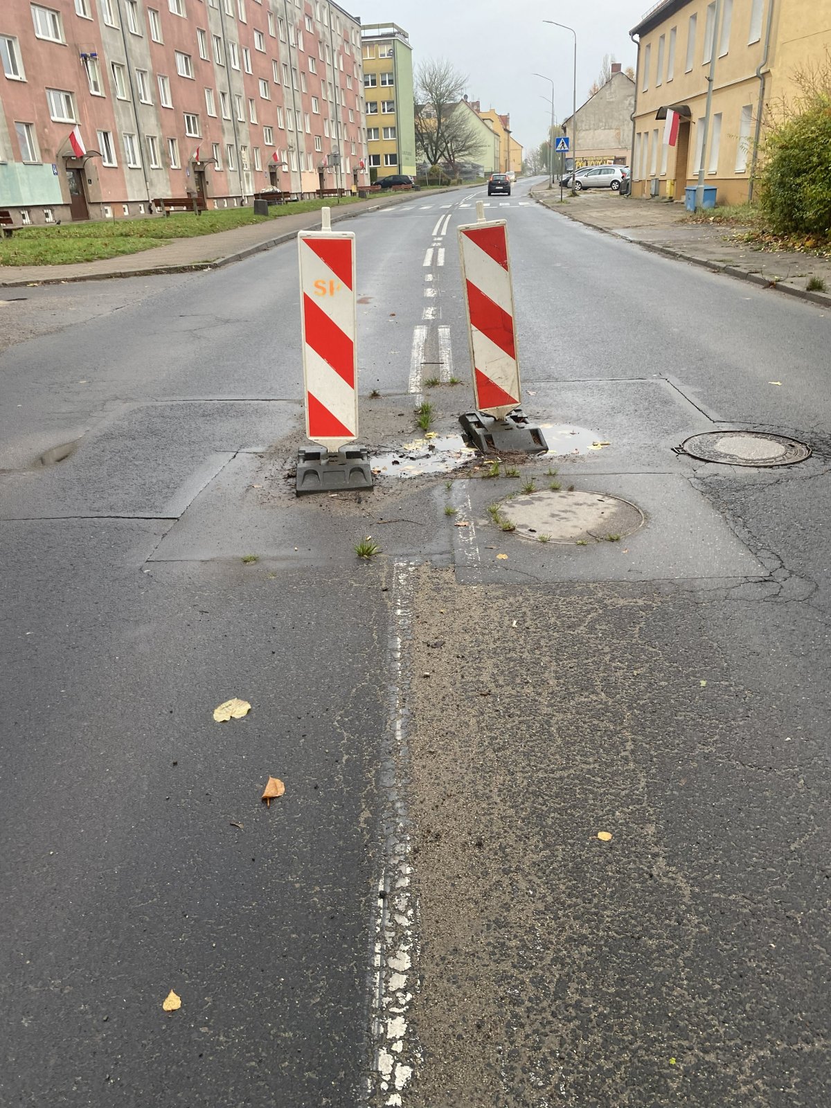 znaki na dziurawej drodze