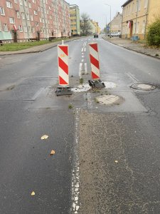 znaki na dziurawej drodze