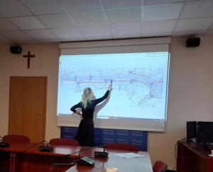 projektantka tlumaczy wariantu projektu