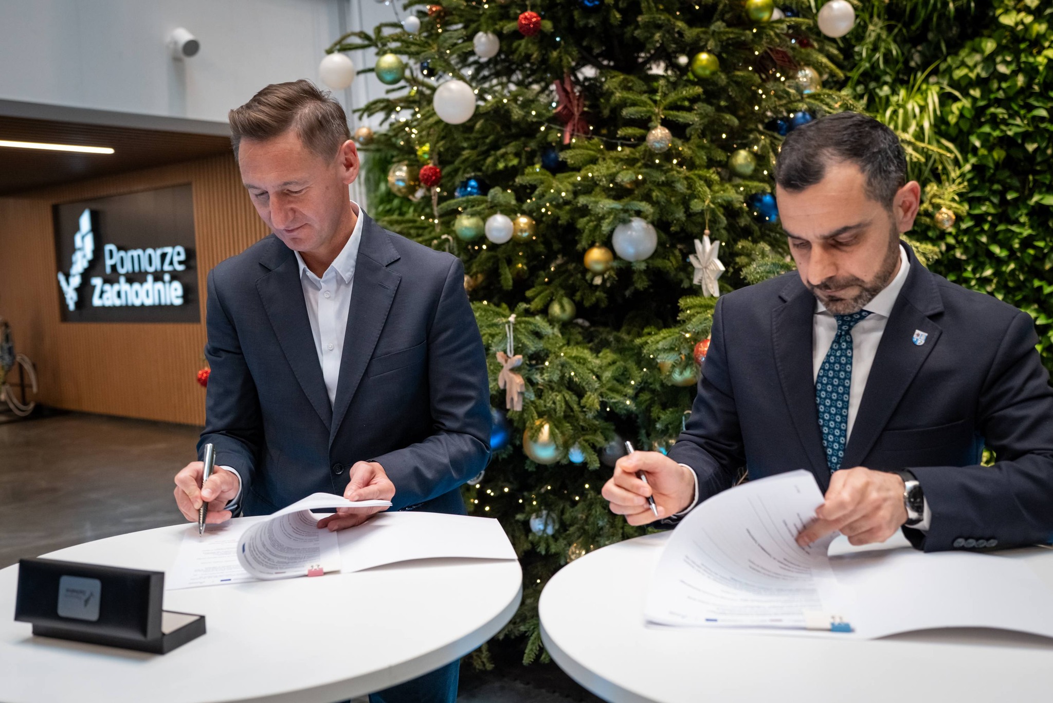 Nowa trasa pieszo-rowerowa z Dobrej w kierunku Lubieszyna – podpisanie umowy